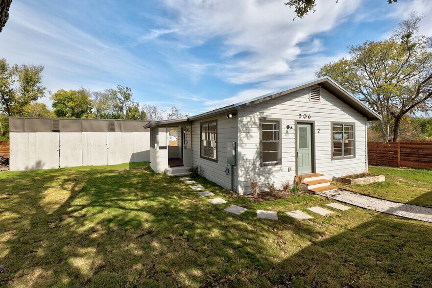 More Photos Of 306 W Stassney Ln, Austin Specialty For Sale
