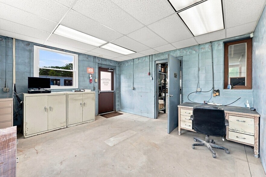 More Photos Of 97 Ramah Cir S, Agawam Auto Repair For Lease