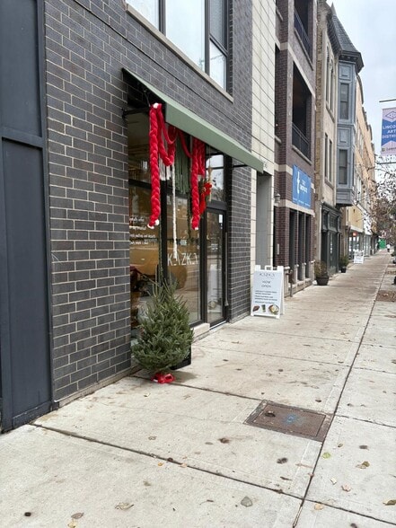 Primary Photo Of 3056 N Lincoln Ave, Chicago General Retail For Sale