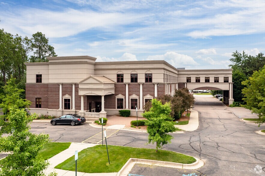 More Photos Of 1639 E Big Beaver Rd, Troy Medical For Lease