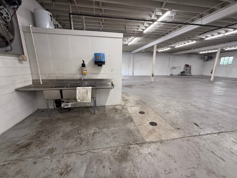 More Photos Of 3931 Holly St, Denver Manufacturing For Lease