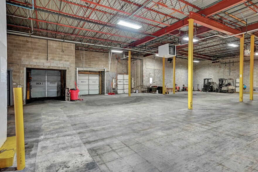 More Photos Of 100 Chamber Plz, Charleroi Supermarket For Lease