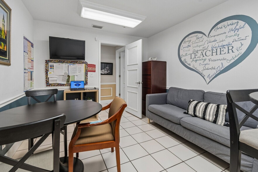 More Photos Of 4001 Skipper Rd, Tampa Schools For Sale