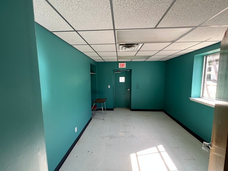 More Photos Of 204 N Alamo Blvd, Marshall Flex For Sale