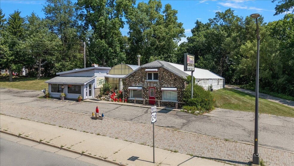 More Photos Of 5992 Dixie Hwy, Village of Clarkston General Retail For Sale