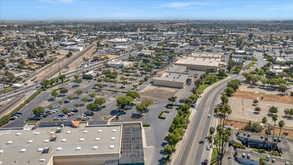 More Photos Of 580 N 11th Ave, Hanford Freestanding For Lease