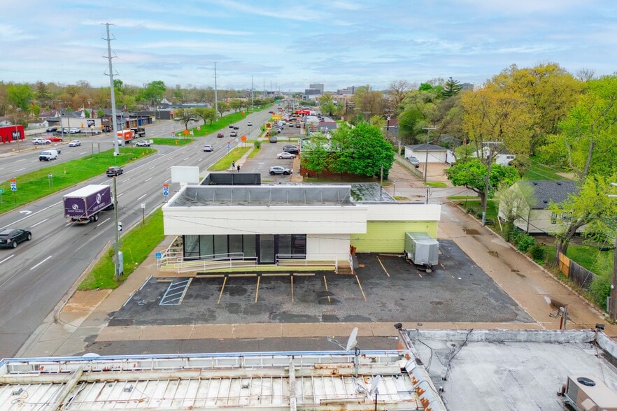 Primary Photo Of 13630 W Eight Mile Rd, Oak Park Freestanding For Sale