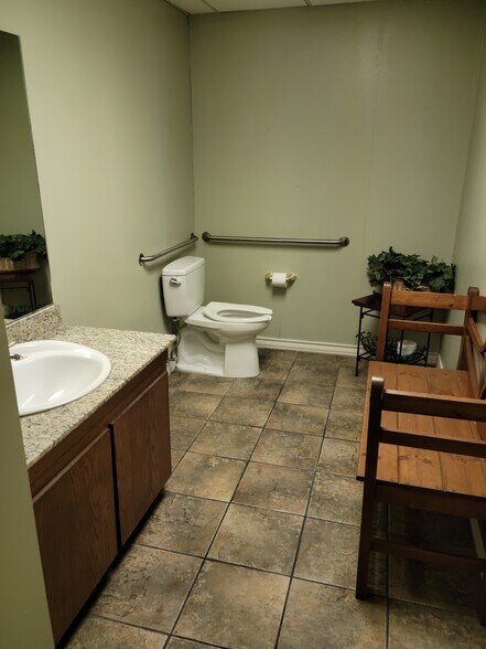 More Photos Of 10737 Gulfdale St, San Antonio Manufacturing For Lease