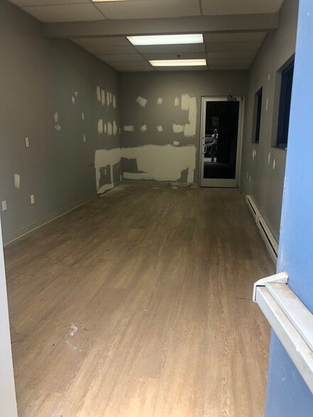 More Photos Of 260 W Crescent Ave, Allendale Warehouse For Lease