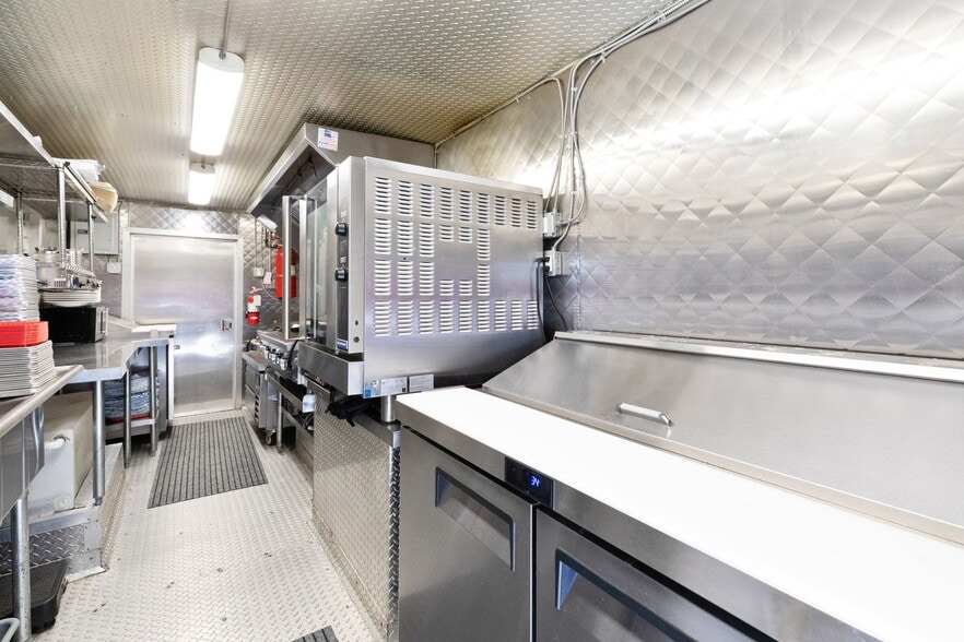 More Photos Of 883 SW Church St, Dallas Restaurant For Sale