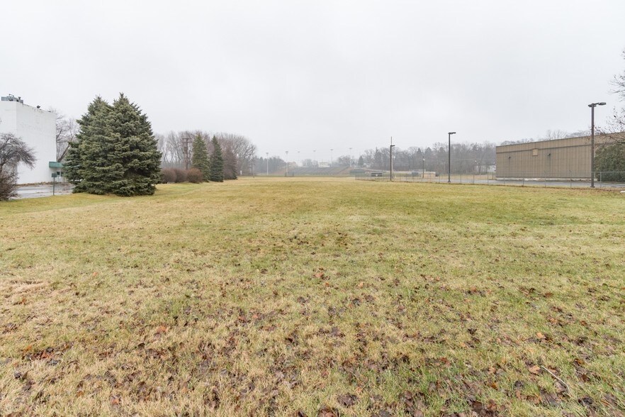 More Photos Of 825 Riverview Dr, Benton Harbor Light Distribution For Sale