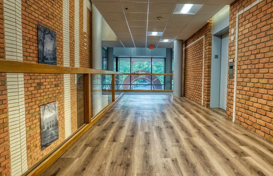 More Photos Of 9755 Dogwood Rd, Roswell Office For Lease