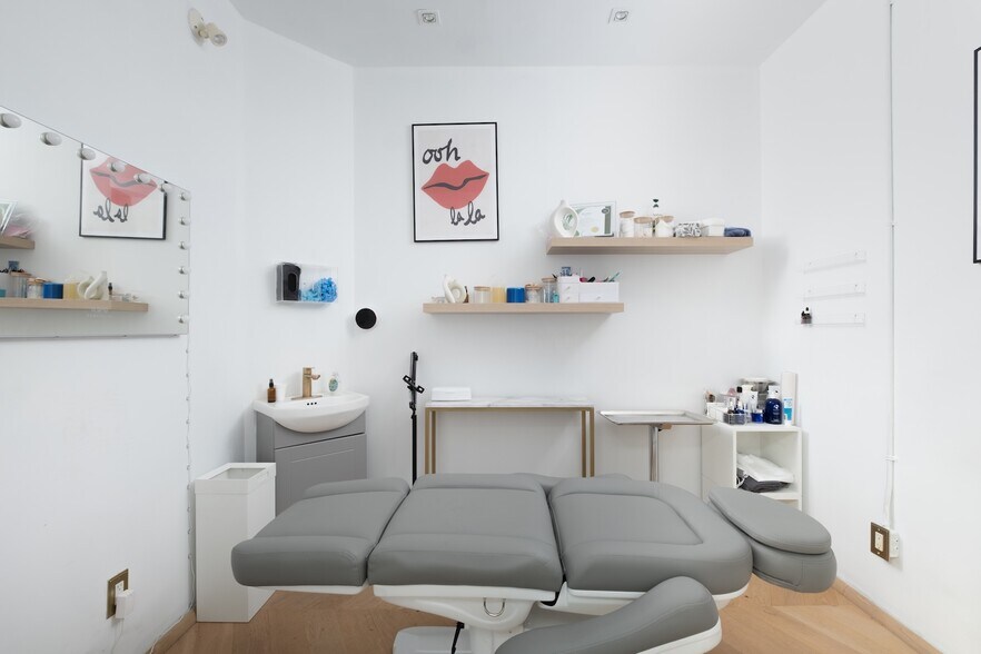 More Photos Of 98 Church st, Toronto General Retail For Sale