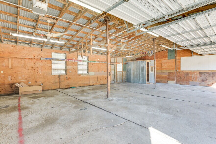 More Photos Of 7310 Sherwood Rd, Austin Flex For Lease