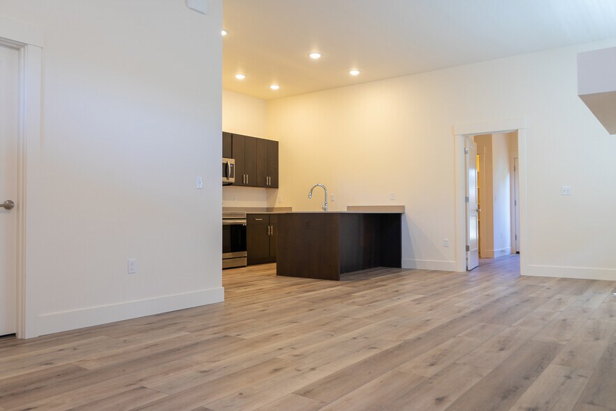More Photos Of 327 S Idaho St, Portland Multifamily For Sale