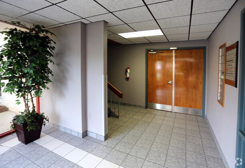 More Photos Of 1540 Westbrook Plaza Dr, Winston-Salem Unknown For Lease