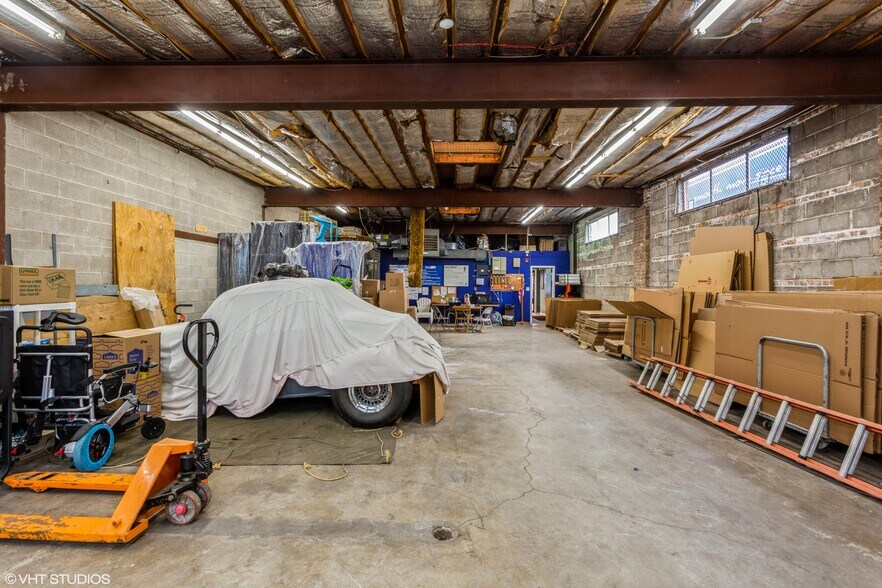 More Photos Of 7331 Ridgeway Ave, Skokie Showroom For Lease