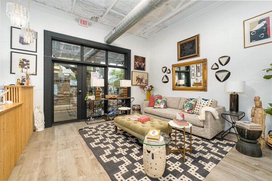 More Photos Of 330 W Mercer St, Dripping Springs Freestanding For Lease