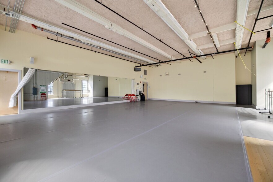 More Photos Of 420 Park St, Housatonic Flex For Sale