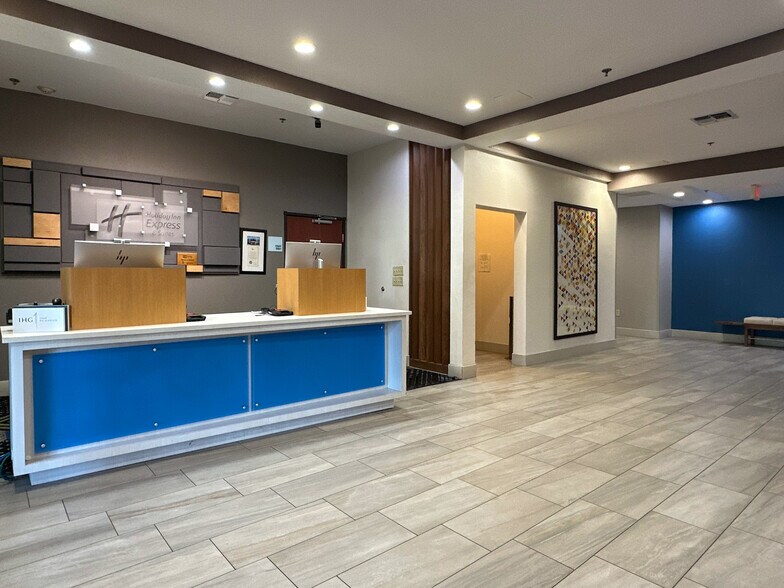 More Photos Of 601 N Sonoma Trl, Ennis Hotel For Sale