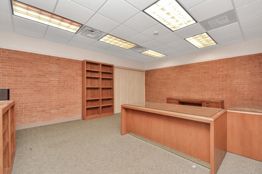 More Photos Of 1500 W Highway 6, Alvin Truck Terminal For Lease