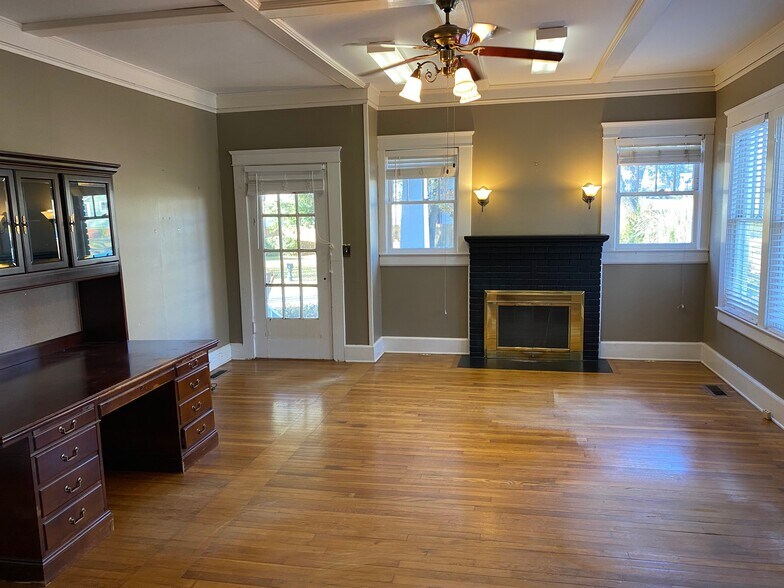 More Photos Of 1302 Main Ave, Northport Office For Lease
