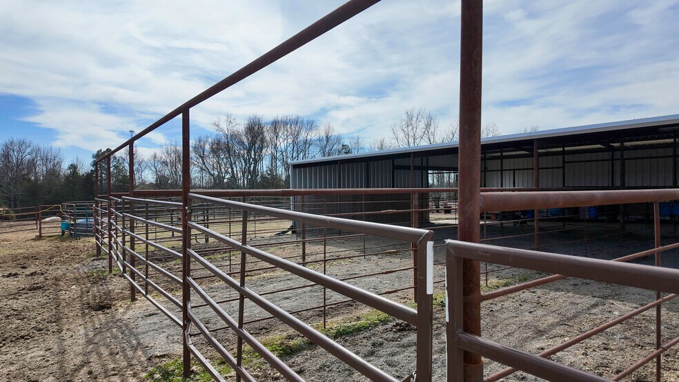 More Photos Of 99 Stacks Dr, Damascus Horse Stables For Sale