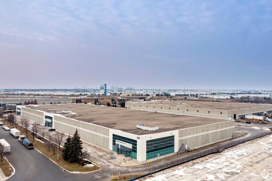 More Photos Of 350 Parkhurst Sq, Brampton Warehouse For Lease