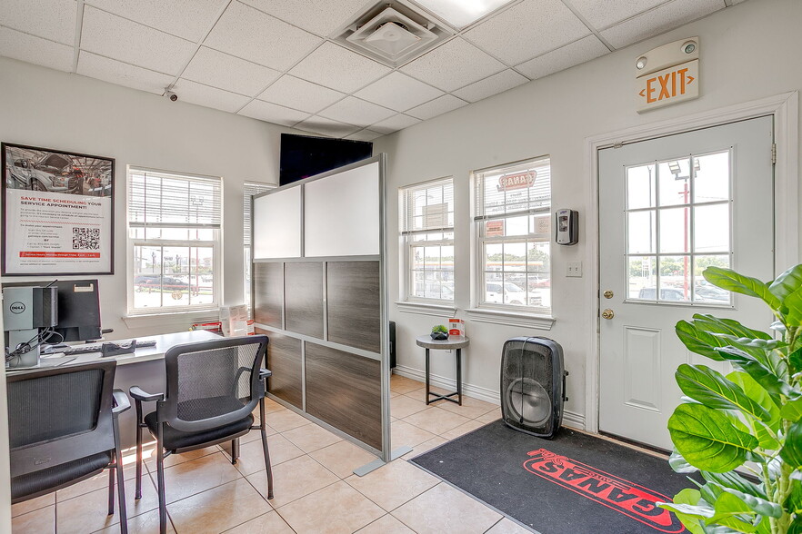 More Photos Of 1300 Jacksboro Hwy, Fort Worth Auto Dealership For Sale