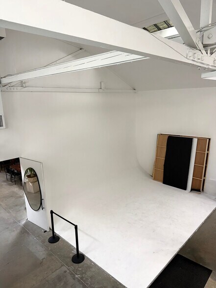 More Photos Of 1112 N Beachwood Dr, Los Angeles Office For Lease