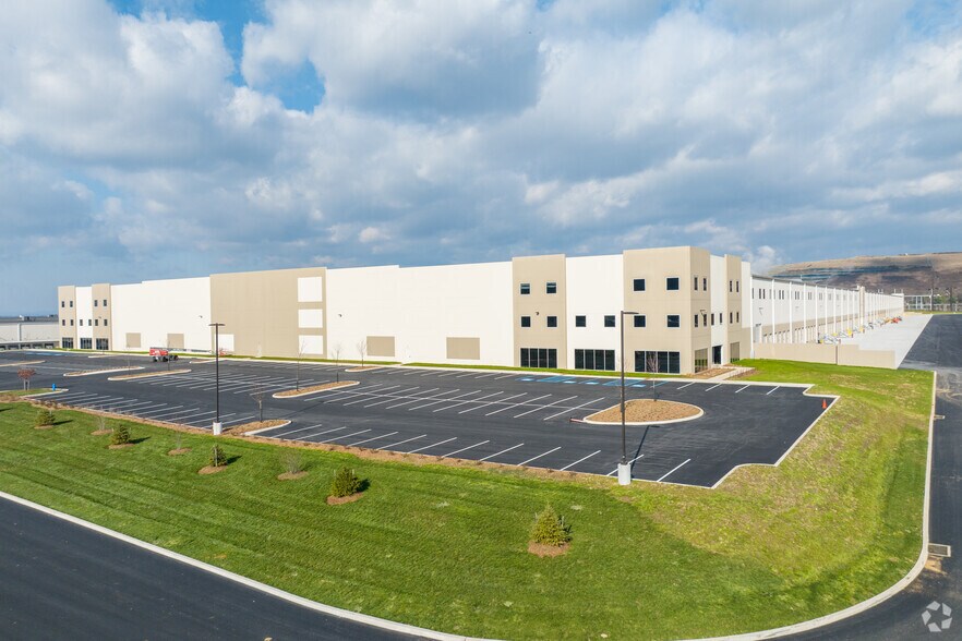 More Photos Of 3905 Commerce Center Blvd, Bethlehem Warehouse For Lease