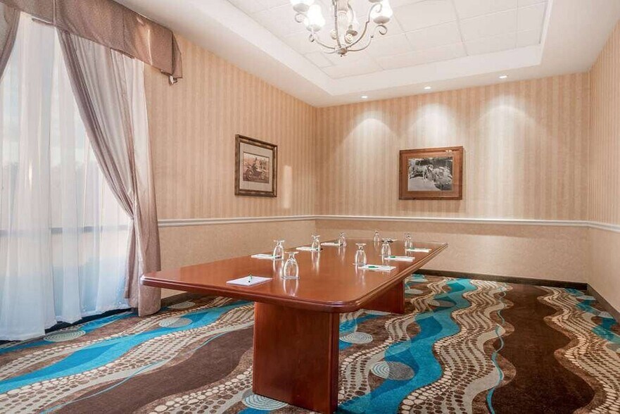 More Photos Of 221 E Kellogg St, Wichita Hotel For Sale