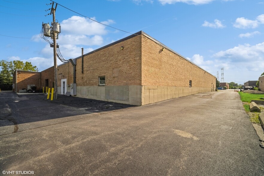 More Photos Of 2068-2068 S Foster Ave, Wheeling Manufacturing For Lease