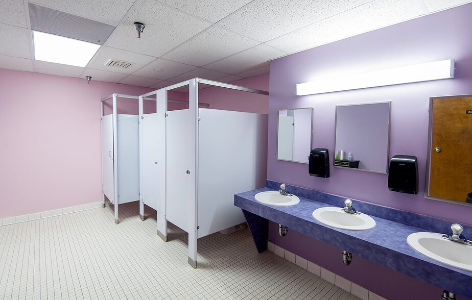 More Photos Of 400 Mack Dr, Croydon Flex For Lease