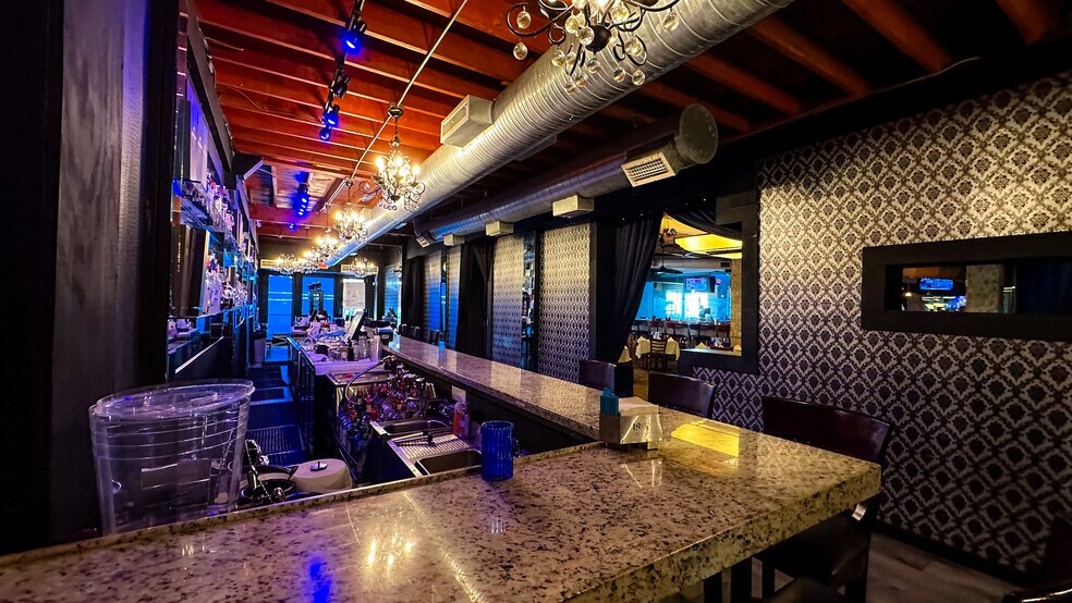 More Photos Of 852-862 5th Ave S, Naples Storefront For Sale