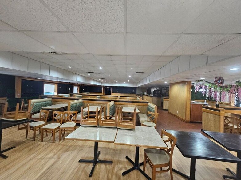 More Photos Of 6190 Broadway, Merrillville Restaurant For Sale