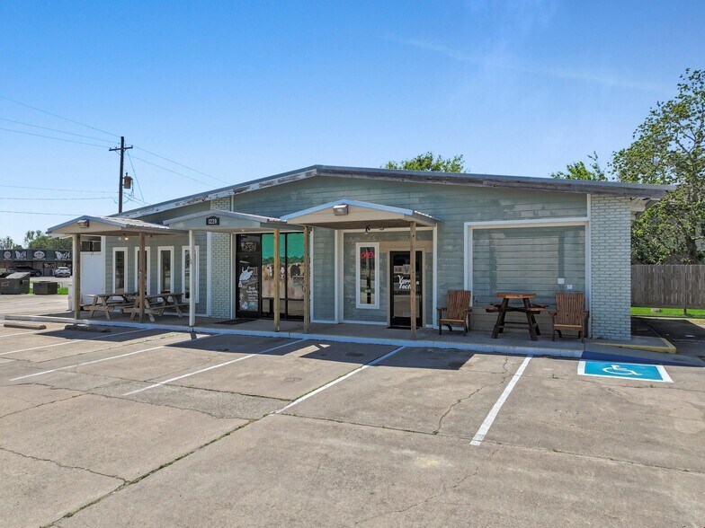 More Photos Of 1220 Highway 124, Winnie Service Station For Sale