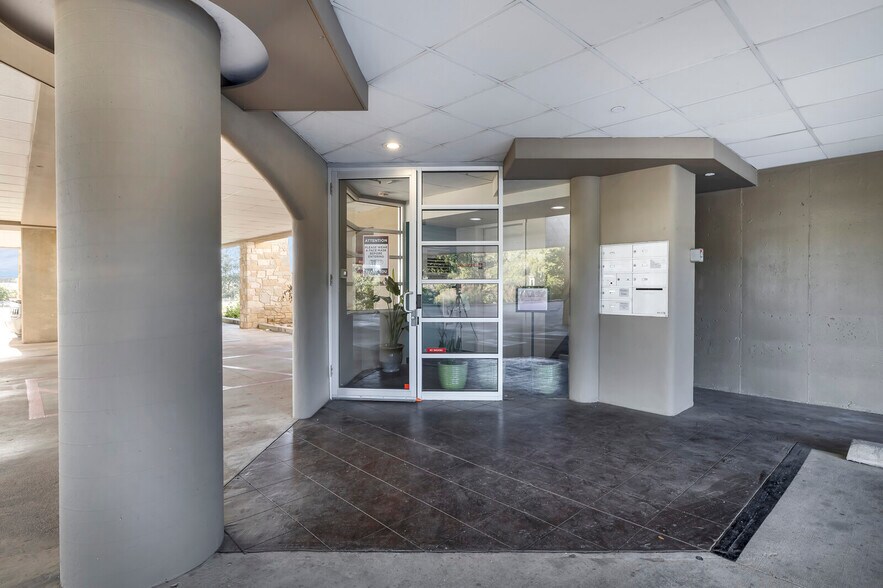 More Photos Of 8121 Bee Caves Rd, Austin Office For Lease