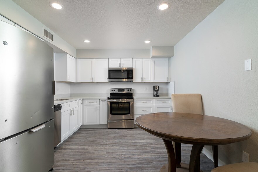 More Photos Of 515 W Pebble Beach Dr, Tempe Specialty For Sale