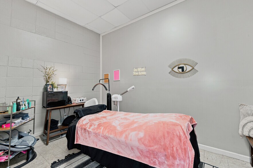 More Photos Of 20 Town Sq, Greenwood Health Club For Sale