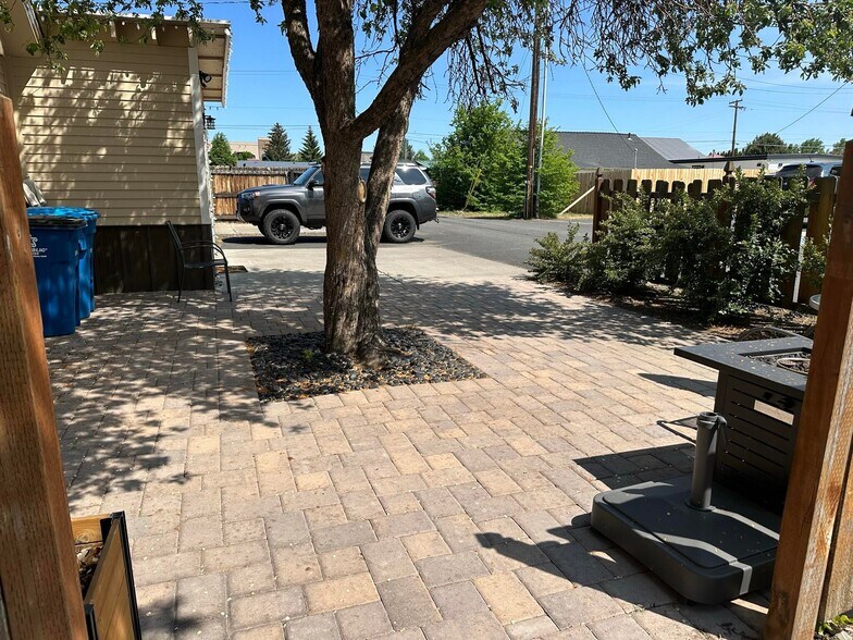 More Photos Of 336 NW 7th St, Redmond Office For Sale