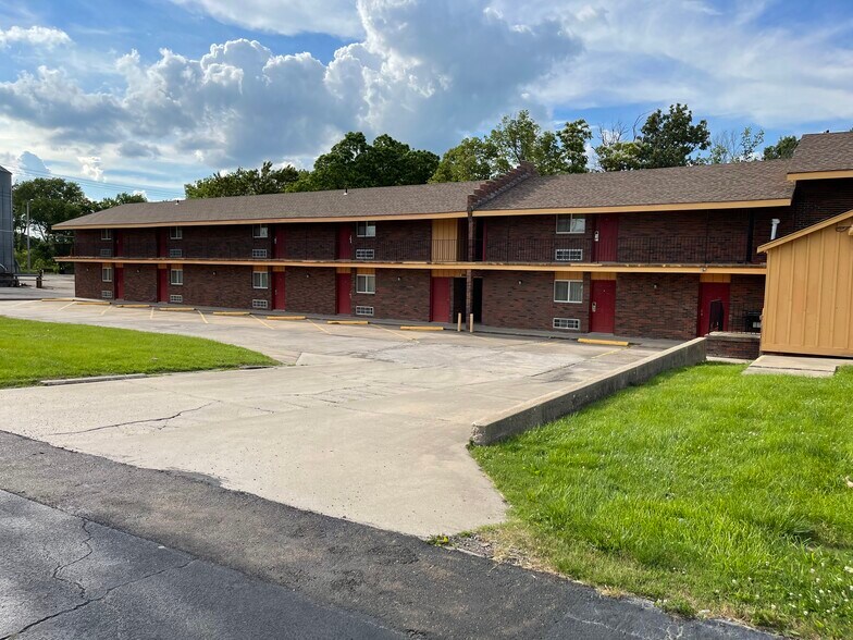 More Photos Of 14 N State St, Iola Hotel For Sale