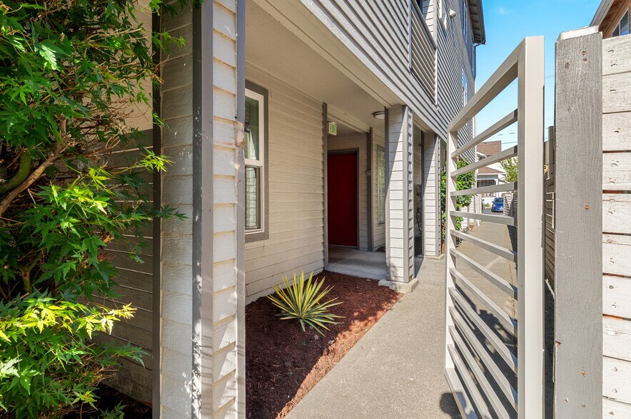 More Photos Of 3315 Claremont Ave S, Seattle Apartments For Sale