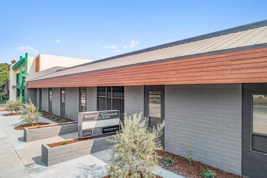More Photos Of 220 S Mooney Blvd, Visalia Office For Lease