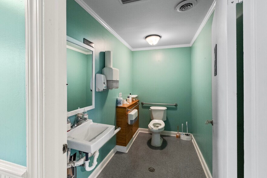 More Photos Of 712 River Rd, Washington Restaurant For Lease