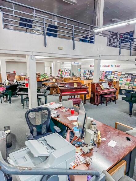 More Photos Of 810 W Texas St, Fairfield Storefront For Sale