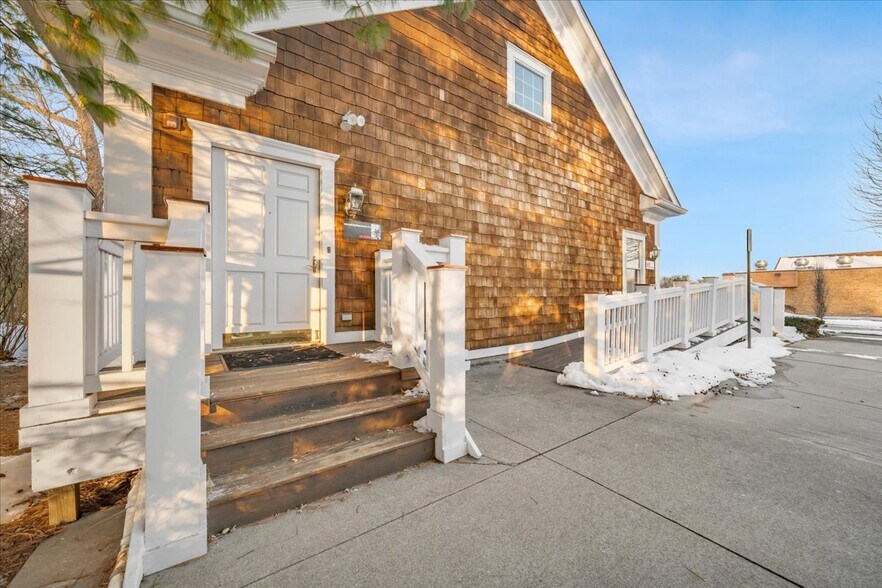 More Photos Of 907 W 14 Mile Rd, Clawson Office For Sale