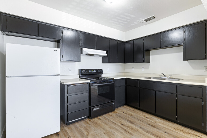 More Photos Of 1911 E Saginaw Way, Fresno Apartments For Sale