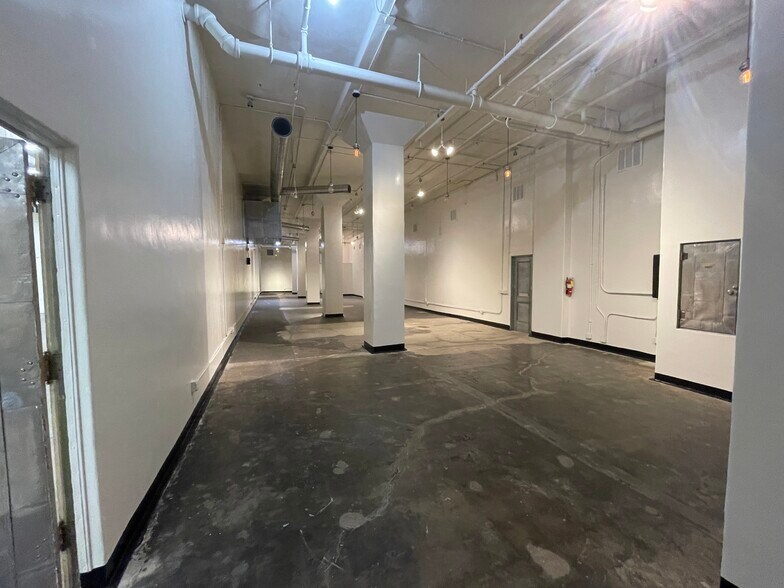 More Photos Of 7000 Romaine St, Los Angeles Showroom For Lease