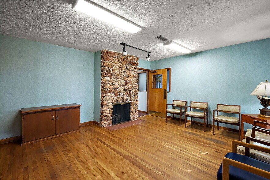 More Photos Of 708 Lee St, Leesburg Office For Sale